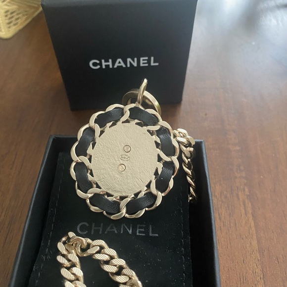 Chanel
Leather CC Toggle Pendant Necklace - Picture 5 of 5